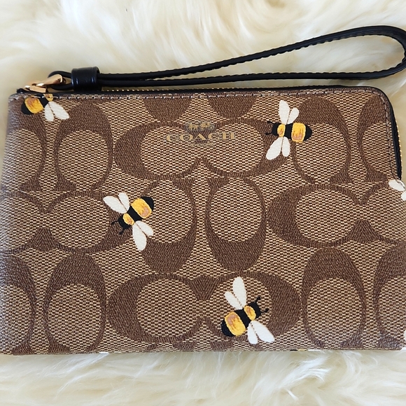 Adorable NWOT Coach Bumblebee Signature Corner Zip Wristlet 🤎🐝🖤 - Picture 2 of 15